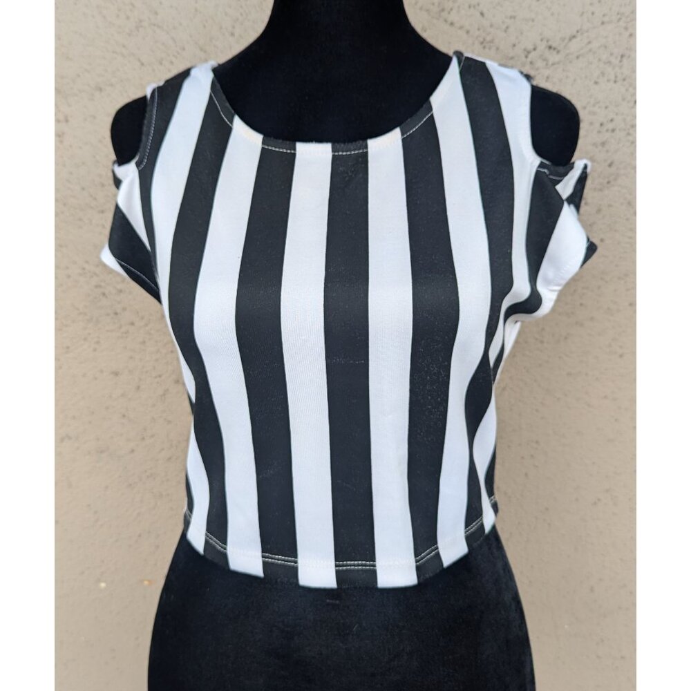 💜NWOT Black & White Striped Cut-Out Crop Top